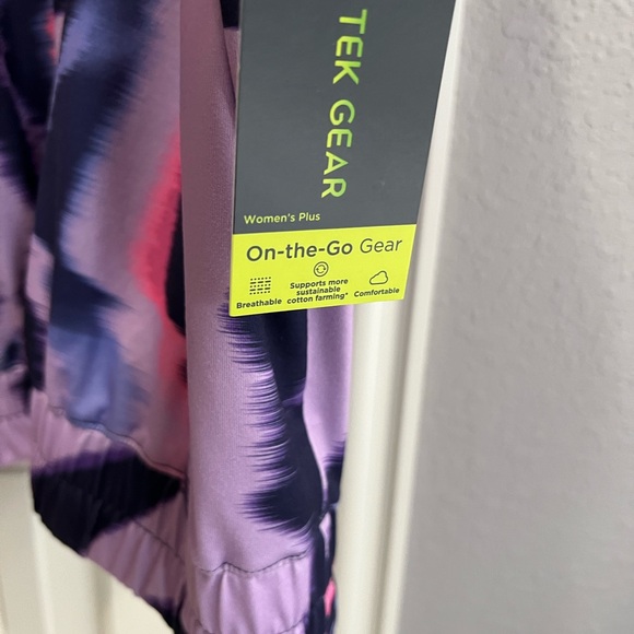 SALE‼️2 DAYS ONLY TEK GEAR Batwing Crop Top Size 2X NEW WITH TAGS (regularly $30 - Picture 2 of 5